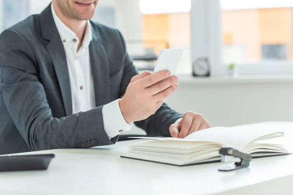 Gehakte Weergave Van Glimlachende Zakenman Met Behulp Van Smartphone Terwijl — Stockfoto