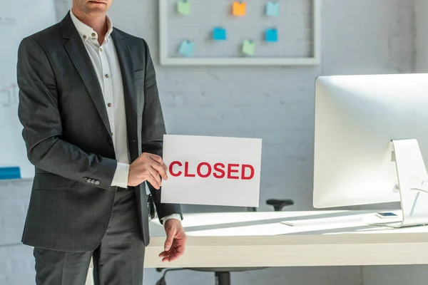 Cropped View Businessman Holding Sign Closed Lettering While Standing Workplace — Stock Photo, Image