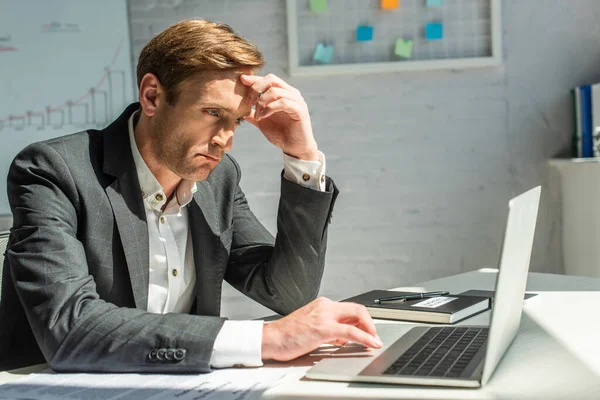 Upset Businessman Using Laptop While Sitting Petitions Bankruptcy Table Blurred — Stock Photo, Image