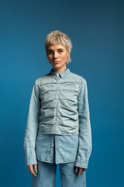 Genç bir kadın eşsiz kot tarzını sergiliyor, kendine güvenini yayıyor..