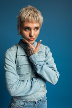 Kendine güveni tam bir genç kadın. Tarzını ve benzersiz dövmelerini sergiliyor..