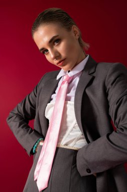 Şık bir genç kadın çarpıcı bir kıyafet sergiliyor. Canlı renklerde kendine güven ve zarafet yayıyor..