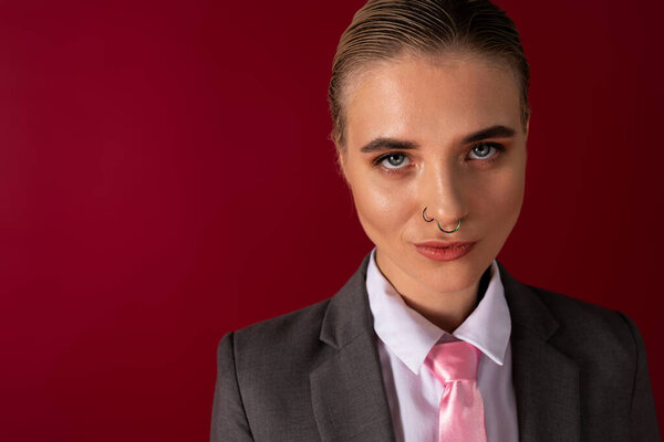 Красивая женщина демонстрирует свое чувство моды с элегантностью и уравновешенностью, излучающей шарм.