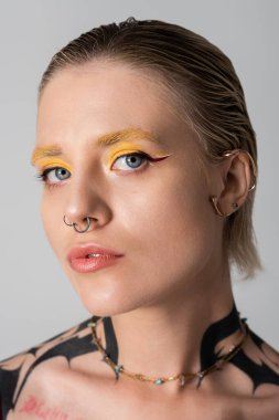 Genç bir kadın cesur makyajı ve etkileyici aksesuarlarıyla herkesi büyülüyor..