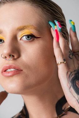 Zarif genç bayan kendine güvenerek eşsiz estetiğini cesur makyaj ve renkli tırnaklarla sunar..