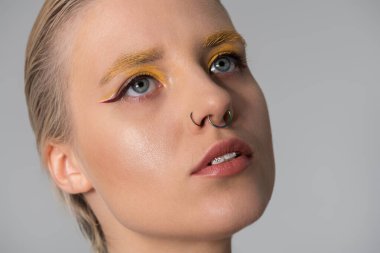 Çarpıcı özellikleri ve canlı makyajı olan genç bir kadın eşsiz tarzıyla dikkatleri üzerine çekiyor..