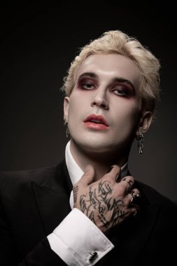 Yakışıklı genç adam, Cadılar Bayramı ruhunu destansı bir kostümle somutlaştırıyor..