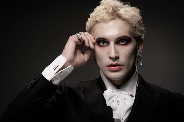 Молодой человек демонстрирует свое обаяние в смелом и драматичном костюме на Хэллоуин.