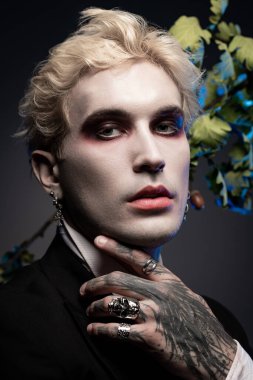 Genç adam çarpıcı cadılar bayramı kostümüyle zarafet ve yaratıcılığı birleştiriyor..