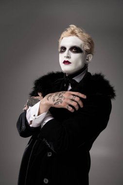 Genç ve yakışıklı bir adam özenle hazırlanmış Cadılar Bayramı kostümü içinde şenliğe hazır bir şekilde poz veriyor..