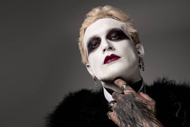 Yakışıklı bir genç adam etkileyici bir Cadılar Bayramı kostümü içinde, yaratıcılık ve stili harmanlıyor..