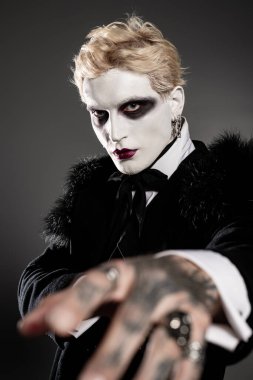 Yakışıklı genç adam destansı bir Cadılar Bayramı kostümü sergiliyor..