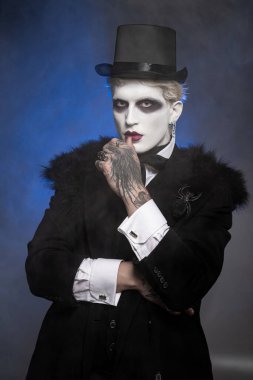 Genç bir adam özenle hazırlanmış bir Cadılar Bayramı kostümü içinde yaratıcılığını gösteriyor..