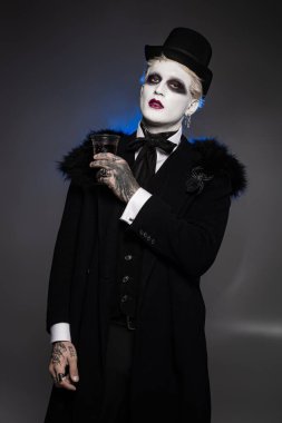 Genç bir adam etkileyici bir Cadılar Bayramı kostümü sergiliyor. Zarif detaylar ve sanatla dolu..