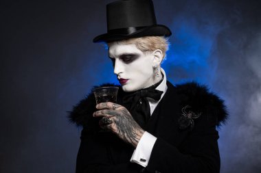 Genç bir adam, bayram partisinde çarpıcı bir kostümle herkesi büyülüyor..