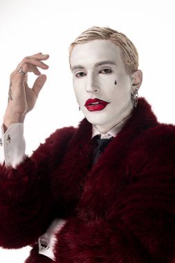 Yetenekli bir genç adam özenle hazırlanmış bir Joker kostümüyle Cadılar Bayramı 'nı kutluyor..