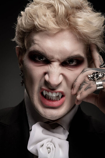 Молодой человек демонстрирует впечатляющий костюм на Хэллоуин, в то же время нанося ожесточенный, захватывающий удар..