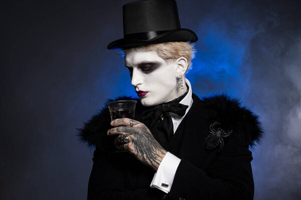 Молодой человек поражает всех в ярком костюме на Хэллоуин на праздничном собрании.