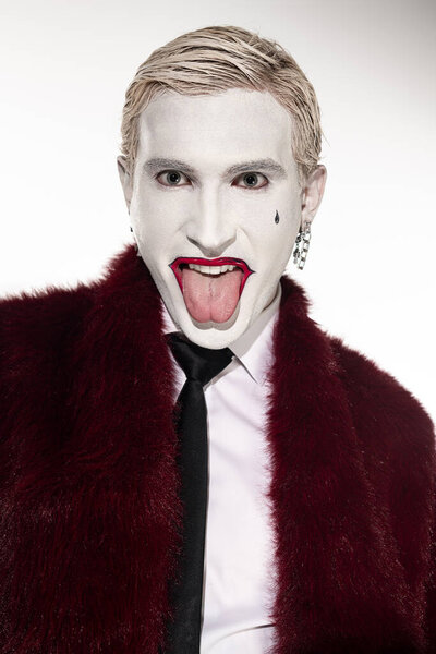 Этот молодой человек впечатляюще воплощает Джокера, демонстрируя свой творческий дух Хэллоуина.