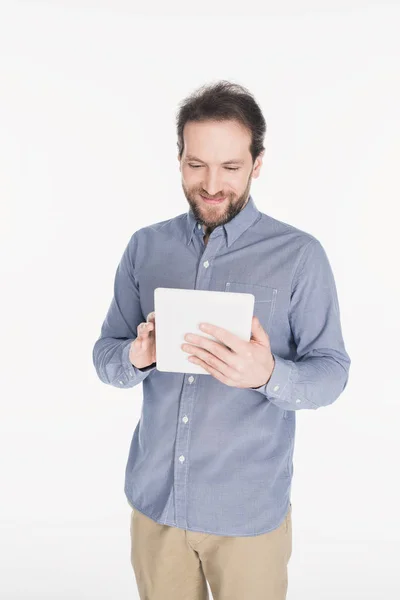 Портрет усміхненого чоловіка з використанням цифрового планшета ізольовано на білому — Stock Photo