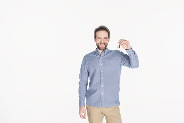 Портрет бородатого чоловіка, що показує ключ від нового будинку в руці ізольовано на білому — стокове фото