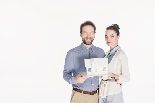 Portrait de couple marié avec modèle de maison isolé sur blanc — Photo de stock