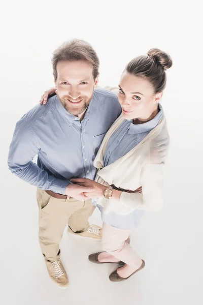Hochwinkelaufnahme eines lächelnden Ehepaares, das die Hände zusammenhält, isoliert auf Weiß — Stockfoto