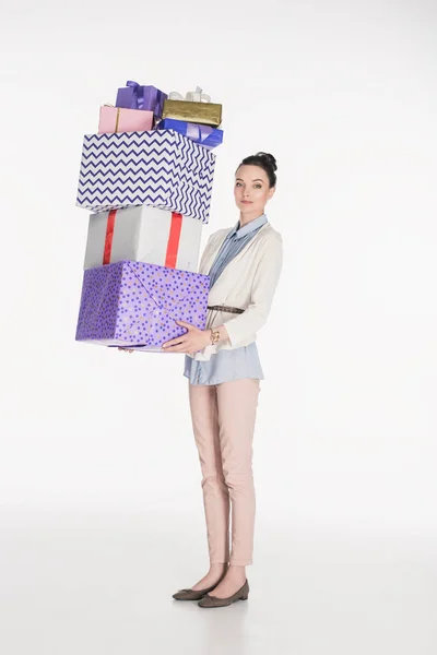 Femme tenant pile de cadeaux enveloppés isolé sur blanc — Photo de stock