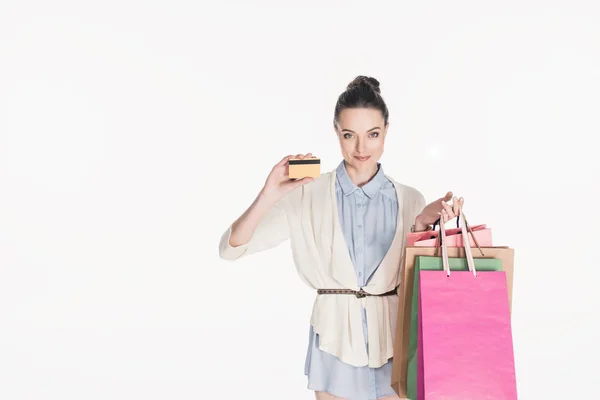 Портрет стильної жінки з сумками, що показують кредитну картку в руці ізольовано на білому — стокове фото