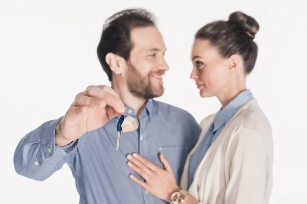 Retrato de casal sorridente com chave de nova casa isolada em branco — Fotografia de Stock