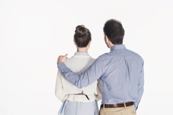 Visão traseira do homem abraçando esposa isolada no branco — Fotografia de Stock