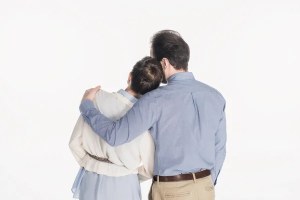 Вид ззаду чоловіка обіймає дружину ізольовано на білому — стокове фото