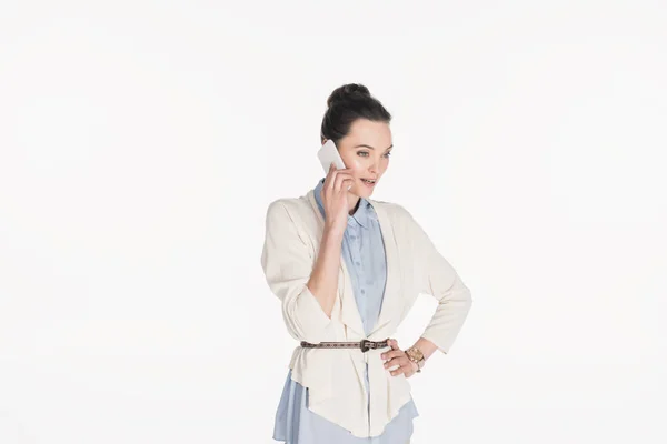 Retrato de mujer atractiva hablando en teléfono inteligente aislado en blanco - foto de stock