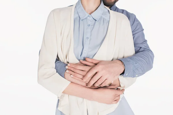 Обрізаний знімок чоловіка, що обіймає дружину ізольовано на білому — стокове фото