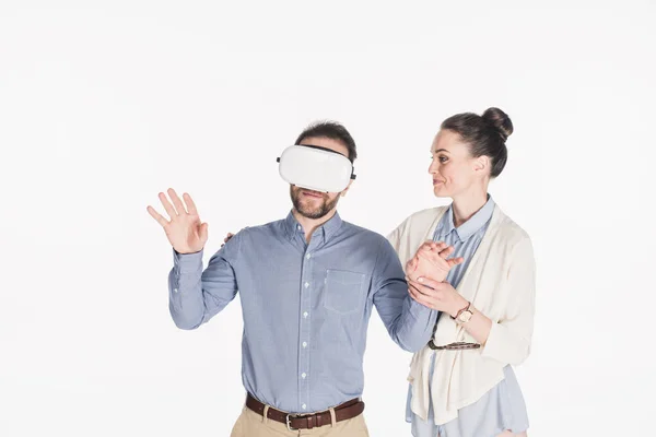 Портрет людини в гарнітурі віртуальної реальності з усміхненою дружиною біля ізольованої на білому — стокове фото
