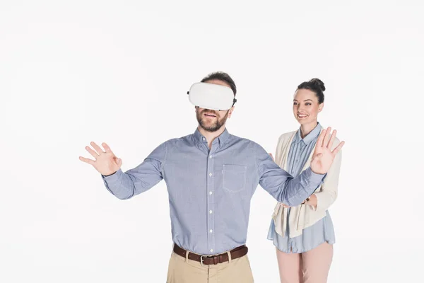 Retrato do homem em realidade virtual headset com sorridente esposa perto de isolado no branco — Fotografia de Stock