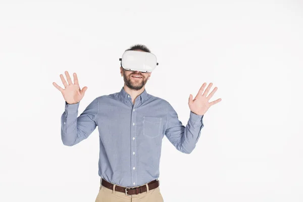 Retrato do homem sorridente em fones de ouvido de realidade virtual com braços estendidos isolados em branco — Fotografia de Stock