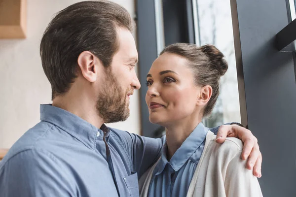 Porträt eines schönen lächelnden Paares, das einander ansieht — Stockfoto