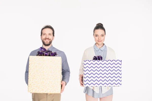 Portrait de couple tenant des cadeaux enveloppés dans des mains isolées sur blanc — Photo de stock