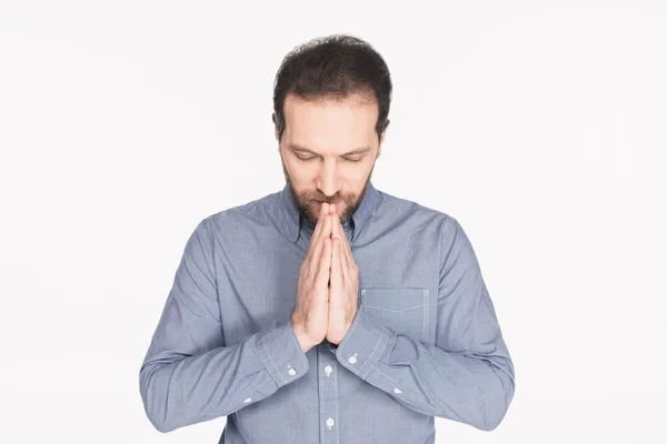Портрет бородатого чоловіка в сорочці, що молиться ізольовано на білому — стокове фото