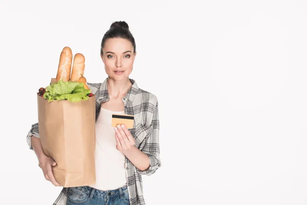 Portrait de femme avec emballage en papier plein de nourriture et carte de crédit dans les mains isolées sur blanc — Photo de stock
