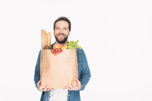 Retrato de hombre barbudo sonriente con paquete de papel con supermercado aislado en blanco - foto de stock