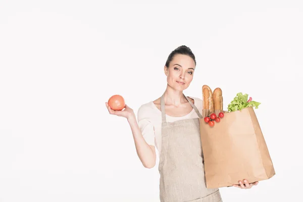 Porträt einer Frau mit Papierverpackung voller Lebensmittel isoliert auf weiß — Stockfoto