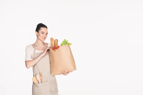 Portrait de femme souriante avec emballage en papier plein d'aliments isolés sur blanc — Photo de stock