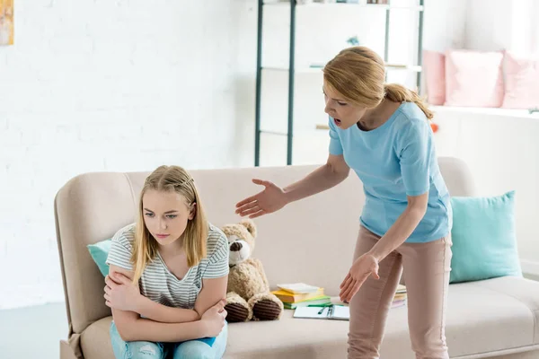 Сердита мати кричить на дочку-підлітка вдома — стокове фото