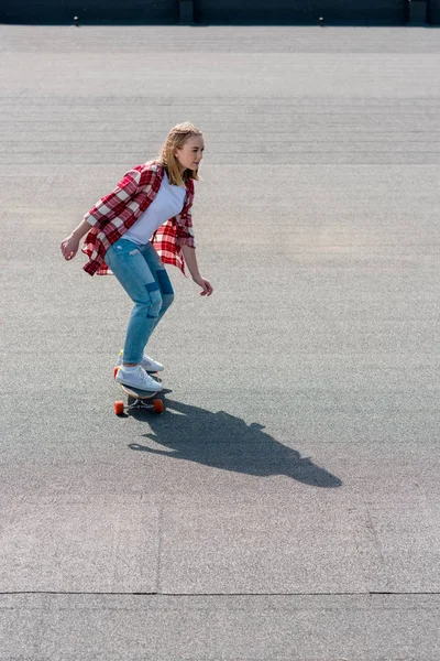 Vista ad alto angolo di attivo teen girl equitazione skateboard sul tetto — Foto stock