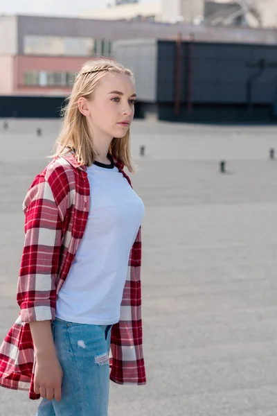 Chica adolescente con estilo en camisa de cuadros rojos en la azotea - foto de stock