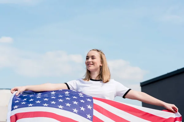 Усміхаючись дівчинки підлітка з прапором США перед Синє небо — стокове фото
