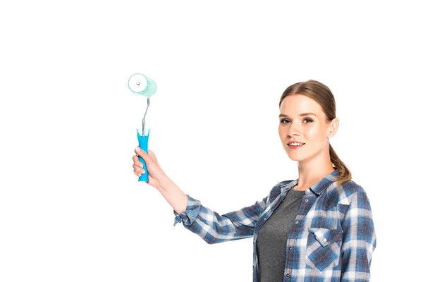 Jovem sorrindo mulher segurando rolo de pintura isolado no fundo branco — Fotografia de Stock