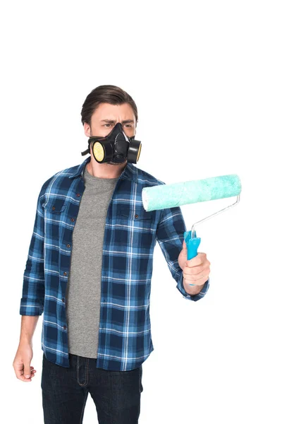 Mann in Atemschutzmaske mit Farbrolle isoliert auf weißem Hintergrund — Stockfoto